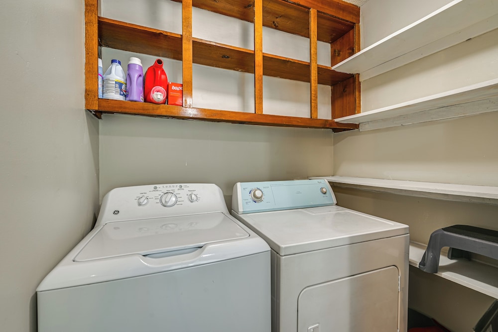 < 2 Mi to ECU & Medical District: Retreat w/ Patio
