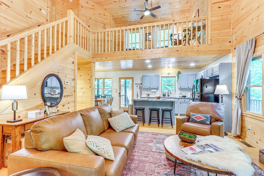 5 Mi to Dtwn Blue Ridge: Spacious Cabin w/ Hot Tub