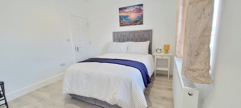 Dagenham - House - Sleeps 4 - Garden - City Centre