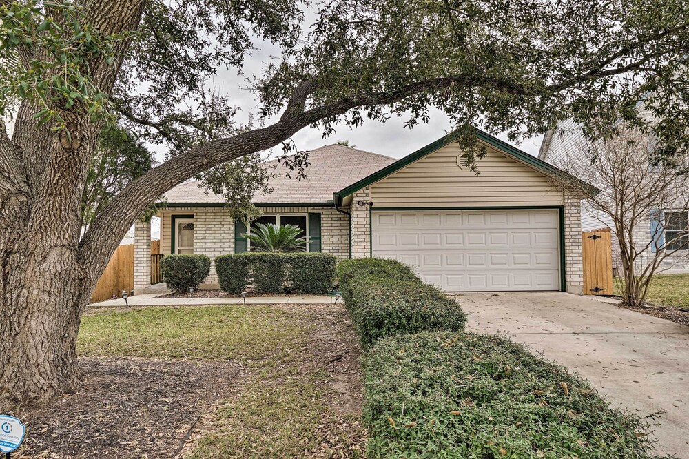 Dog-friendly Texas Retreat w/ Hot Tub, Patio & Bar view 3