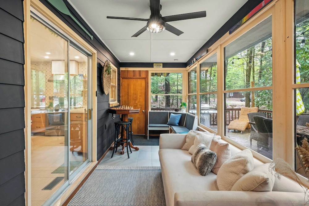 The Horseshoe Hideaway Lake Harmony Cabin w/ Hot Tub & Game Porch