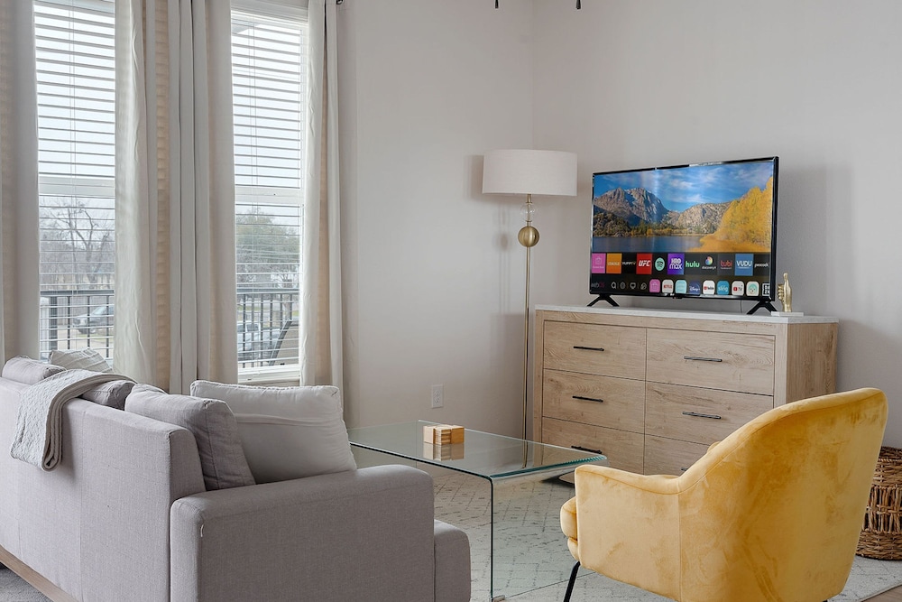 Sky-high Comfort 1BR Gym Pool Pet Friendly