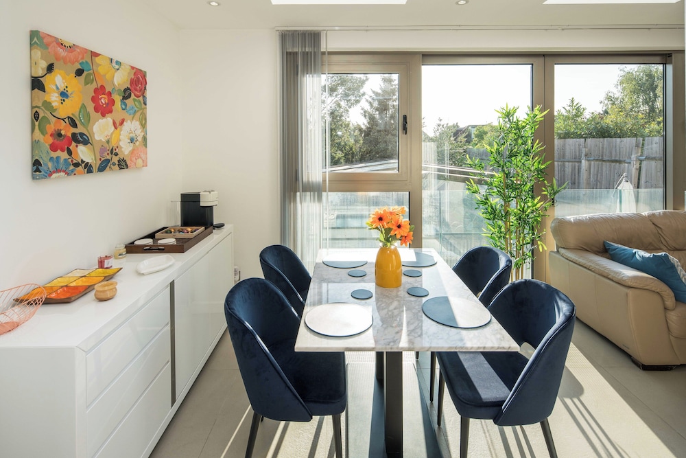 Luxurious 6-bed House With Pool and Free Parking