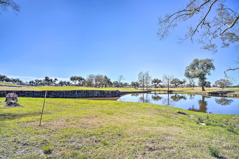 Cozy Lake Charles Studio w/ Golf Course Views view 4
