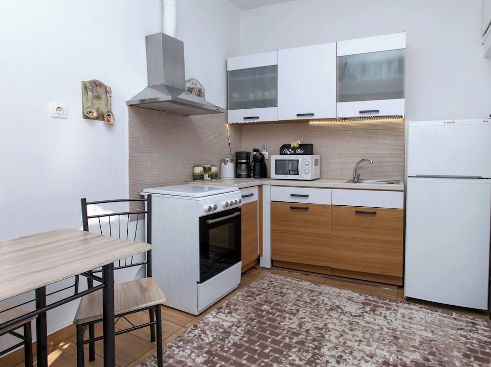 Relax in Elliniko Hidden Gem-vintage Bungalow With Garden and Hot Tub in an Iglo