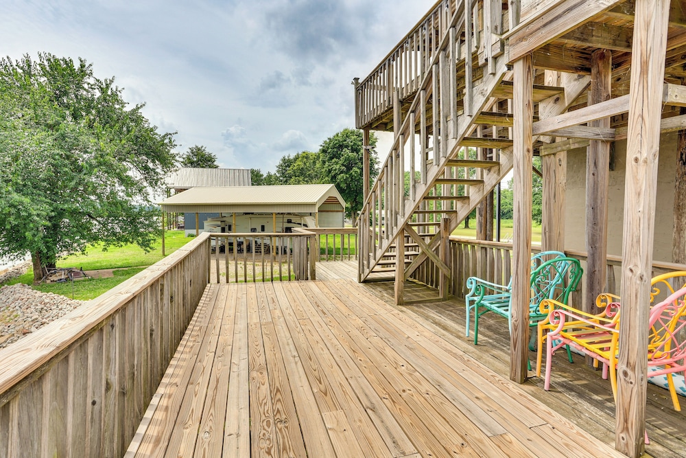 Tennessee River Retreat: Multi-level Deck & Views