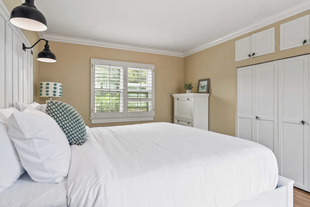 Point Loma Home w/ Putting Green, Firepit + Game Room & Beach Access Zola Street by Avantstay