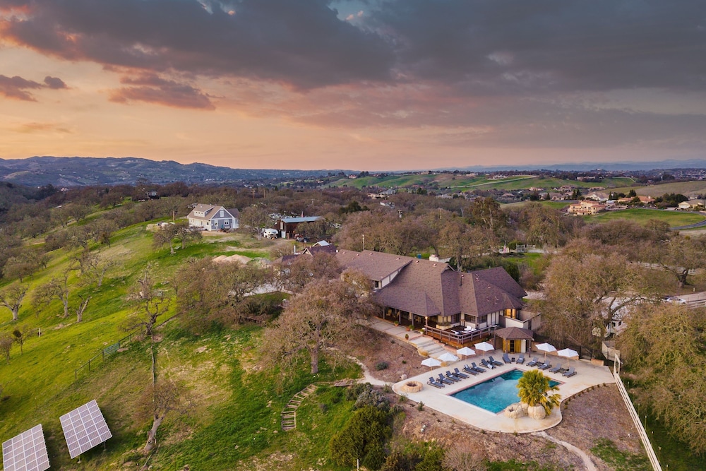 Cathedral by Avantstay Charming Secluded Estate w Sauna Pool Table Views of the Rolling Hills
