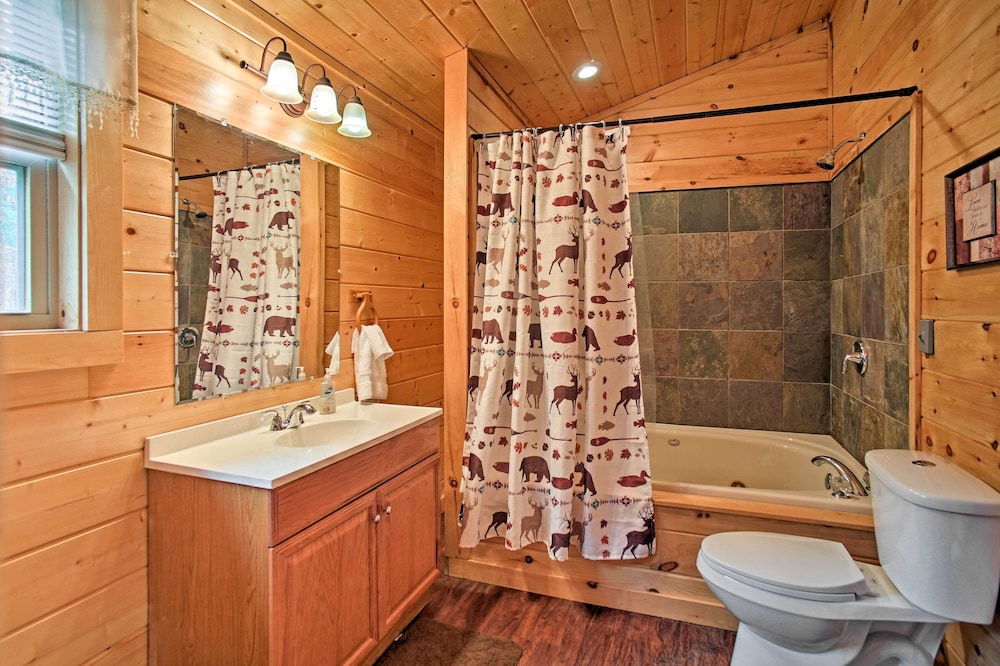 Creekside Cabin w/ Hot Tub in Gatlinburg!