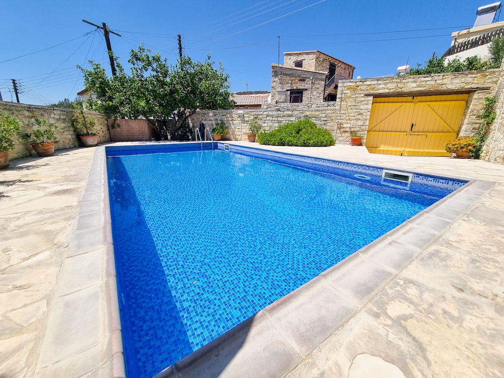 Village Charm Pool Apartment at Skarinou