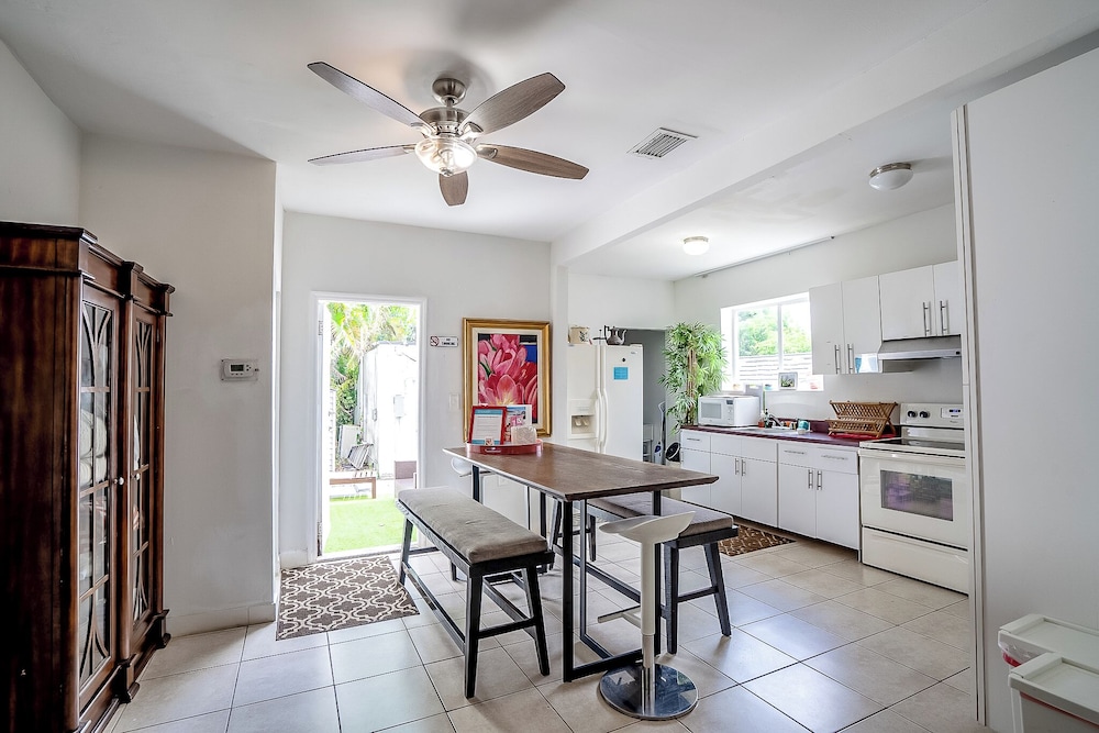 Miami Vacation Home 4 bedroom Parking.