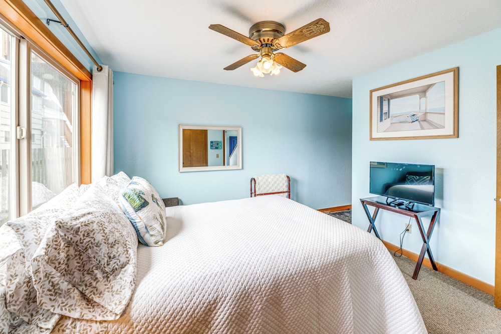 Walk to Beach: Dog-friendly Home in Lincoln City