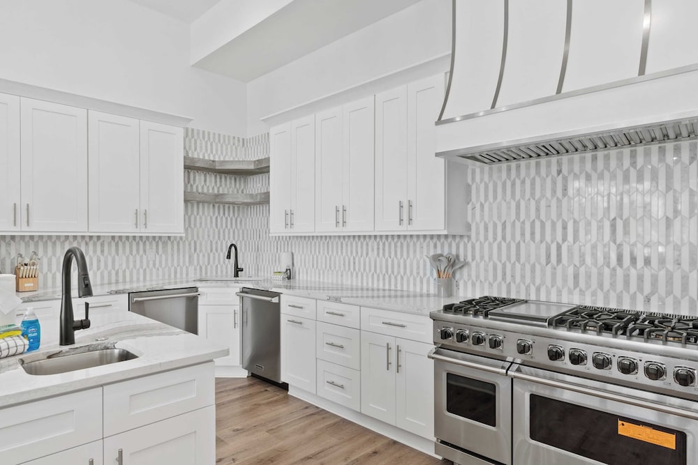 30A Salt & Solace Pool, Golf Cart, Hot Tub + Outdoor Kitchen