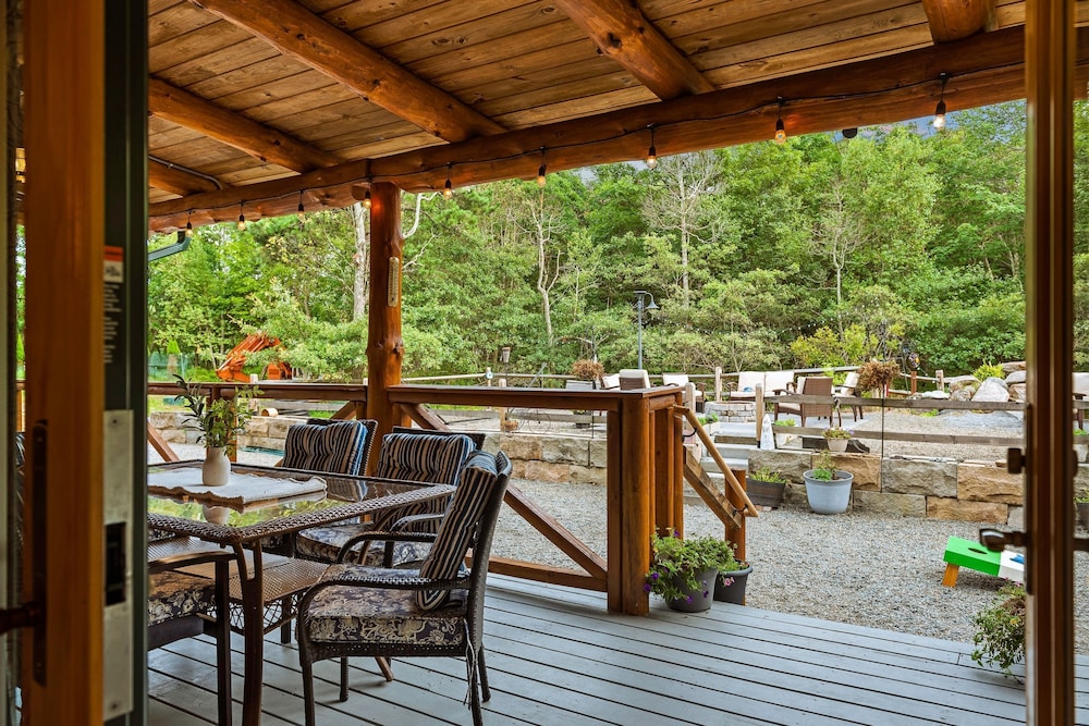 The Bigwood Cabin by Avantstay Hot Tub Firepit Pool Table Private Yard