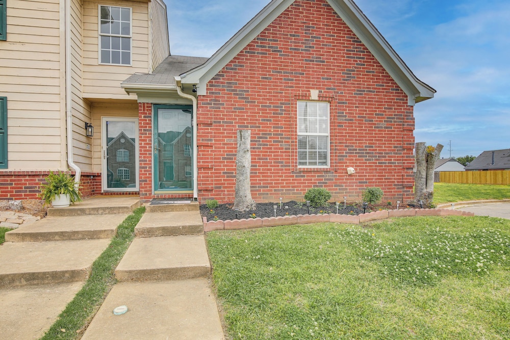 Horn Lake Townhome: 14 Mi to Downtown Memphis! view 5