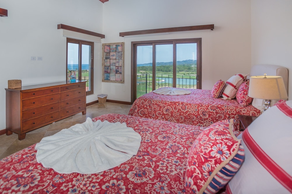 Pristine Bay 4033 4 Bedroom Home by RedAwning view 5