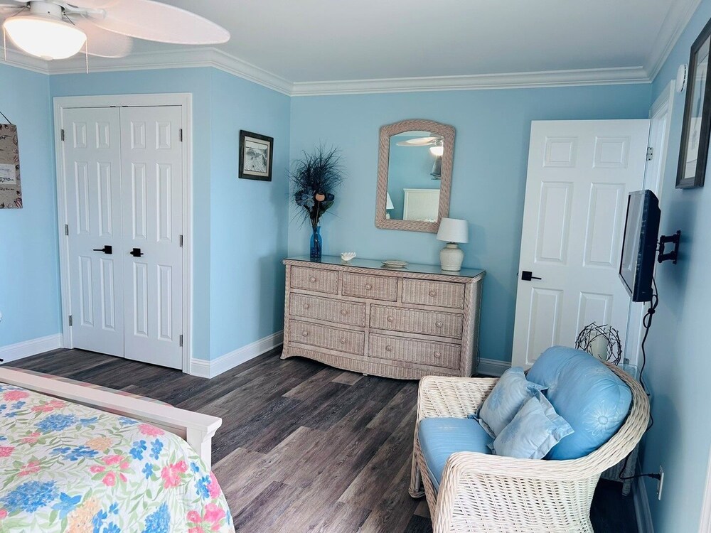 Serenity's Star 4 Bedroom Home by RedAwning