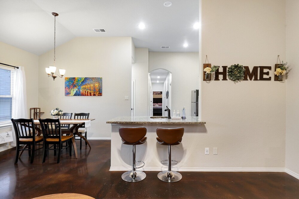 Modern Pet-friendly Duplex Near River Walk 3 Bedroom Duplex