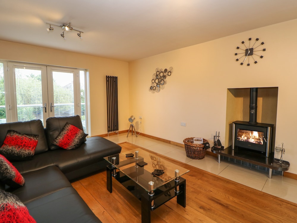 Darlington Vacations - Mead House - Property Image 4