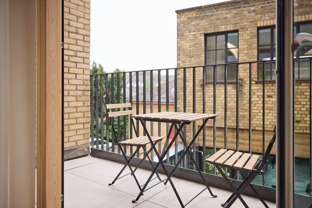 The East London Mile Place - Cosy 2bdr Flat With Balcony