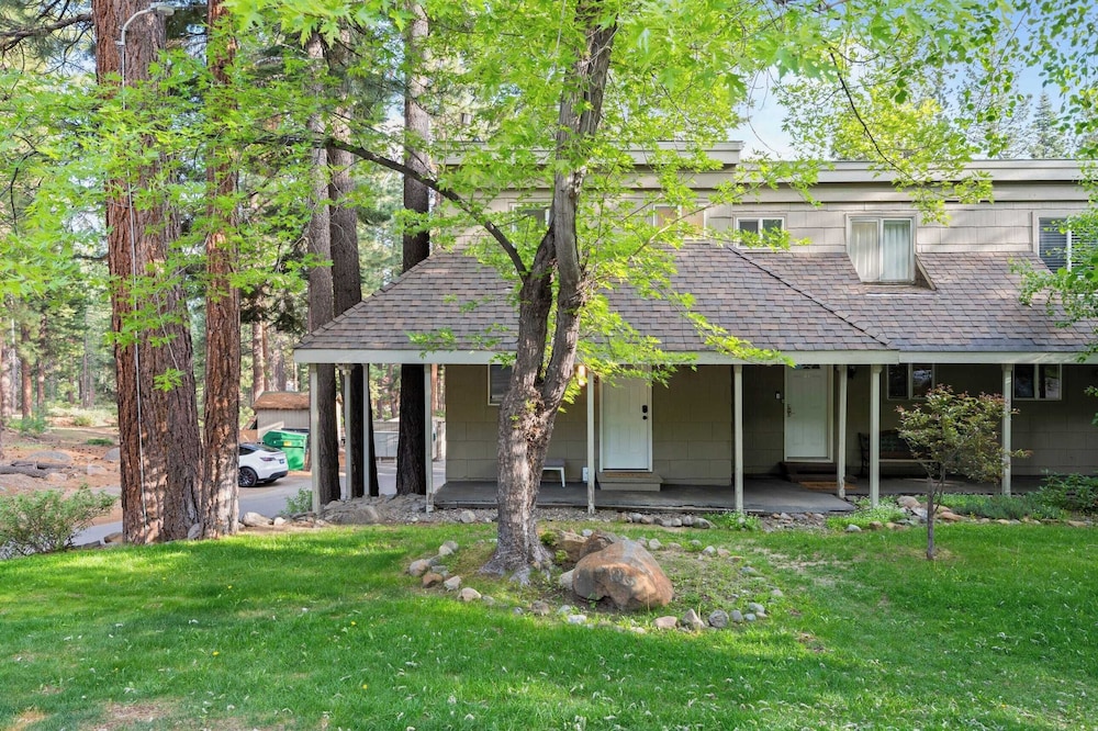 Cozy Forest Hideaway in Incline Village Private Balcony Sierra Solace by Avantstay