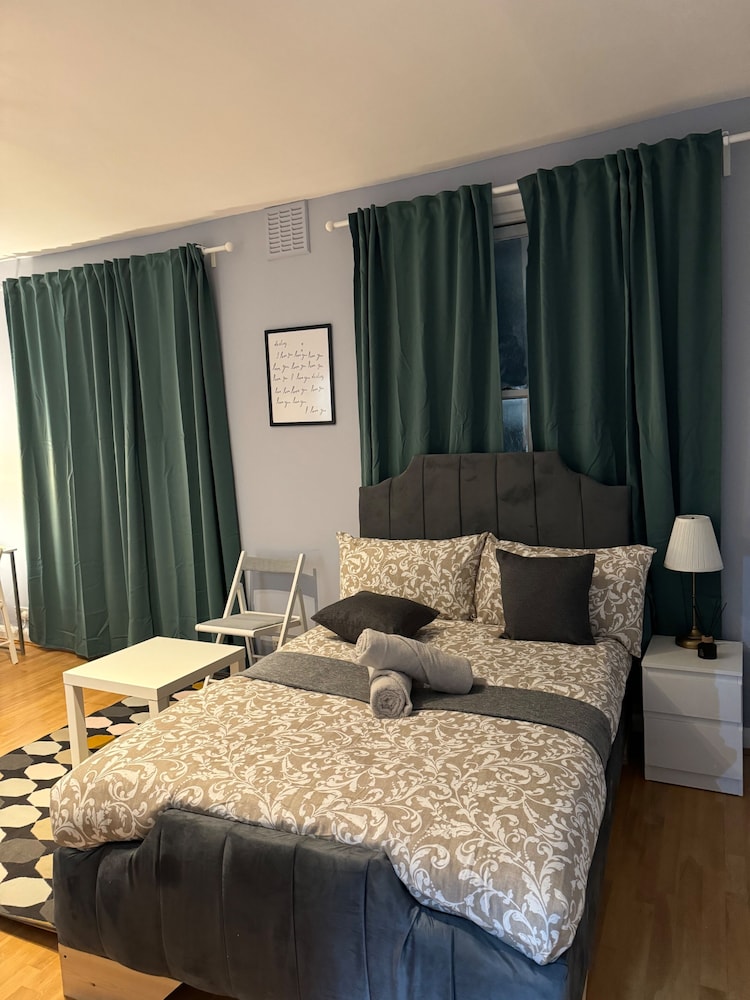 Studio - Sleeps 2 - Parking - Close to Paddington