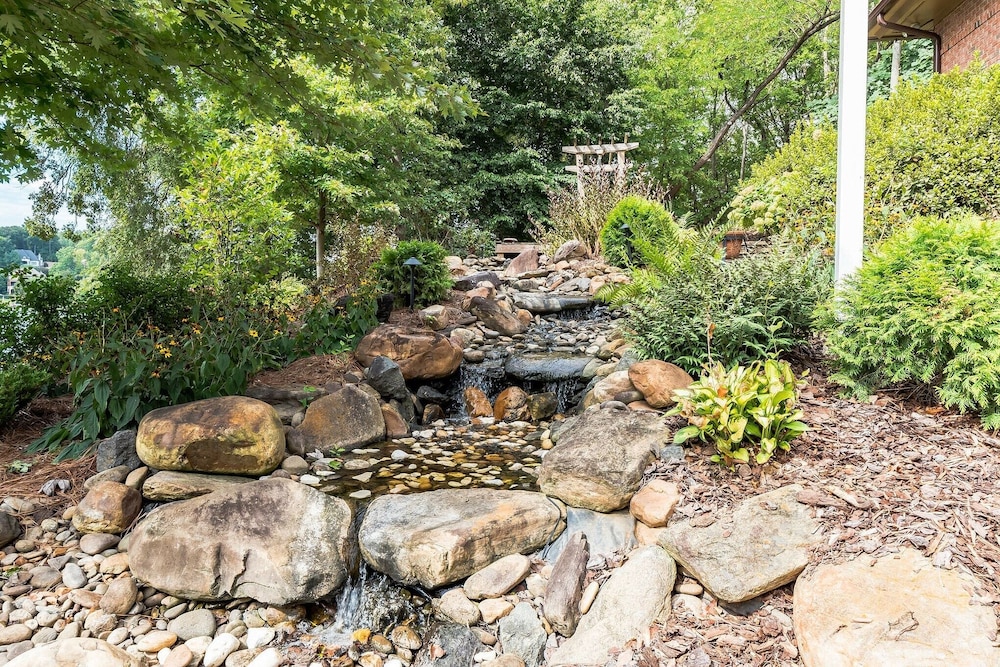 Extraordinary Lake Front Home With Boat Dock , Private Deck And Fire Pit 3 Bedroom Home by Redawning view 3