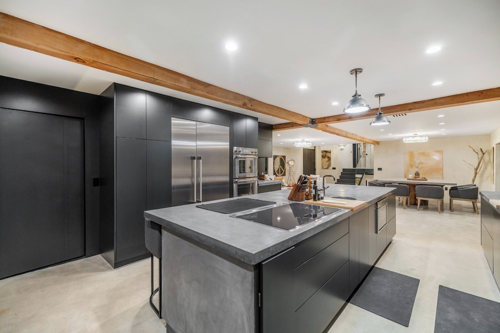 Del Campo Villa - 4BR Woodland Hills Gem With Pool and Cabana
