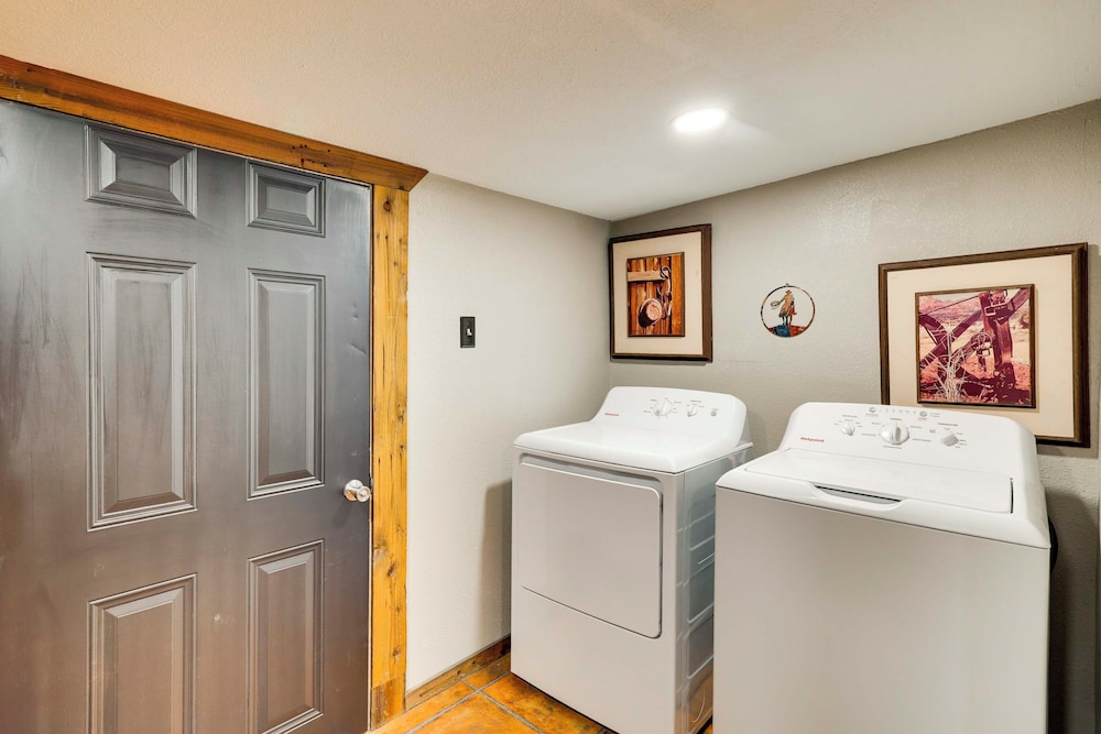 Quiet Eagar Retreat Near Lakes, Hiking & Hunting!