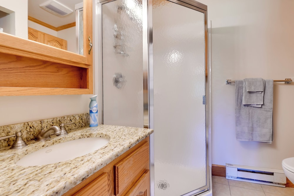 Pool Access: Waterfront Lake Memphremagog Condo!
