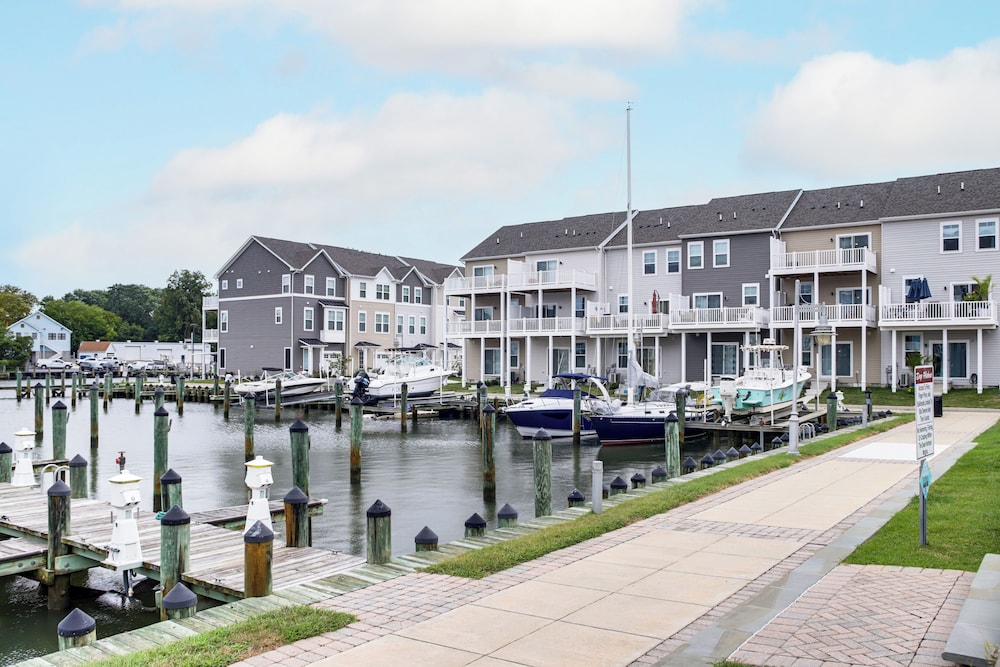 < 1 Mi to Dtwn: Waterfront Townhome in Cambridge!