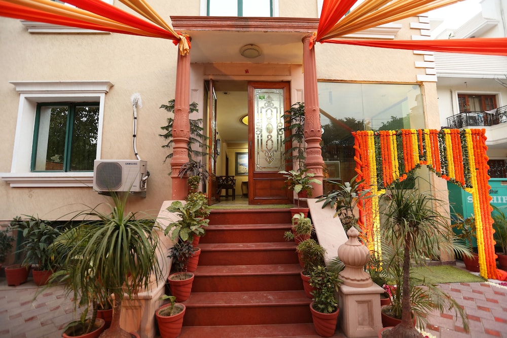 OYO 8465 near Sahara Mall