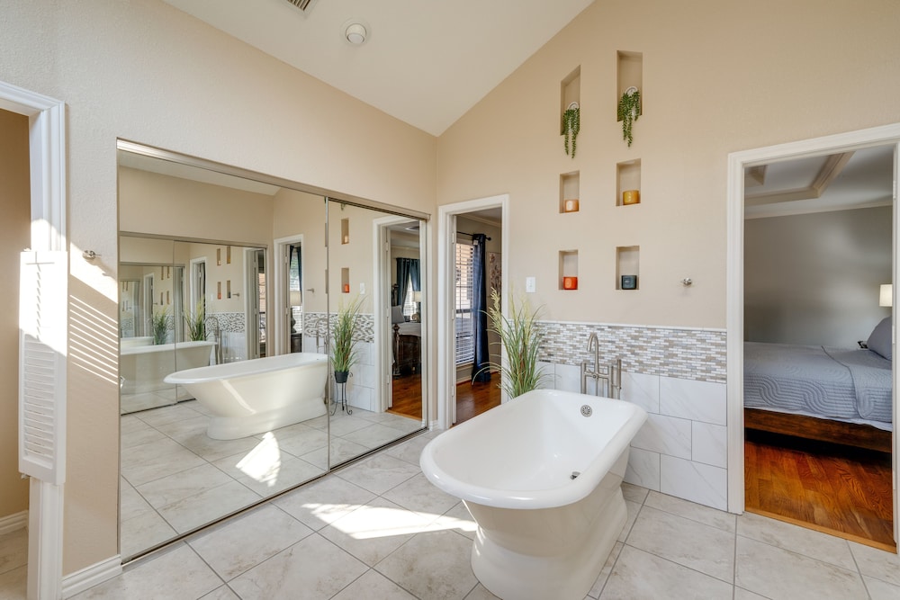 Spacious Garland Home w/ Pool, 17 Mi to Dallas view 5