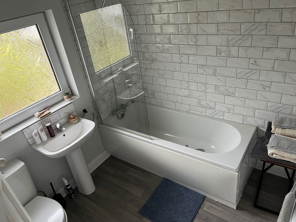 2 Bedroom Minimalist Home From Home With Parking