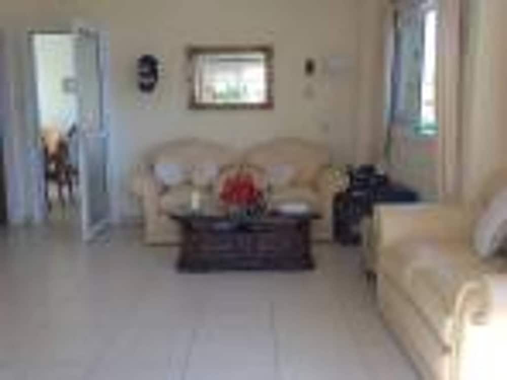 Cosy Carolyn Villa in Ayia Thekla view 4