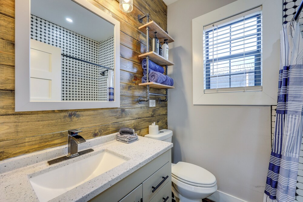 ~ 2 Mi to Dtwn San Antonio: Comfy Home w/ Yard!