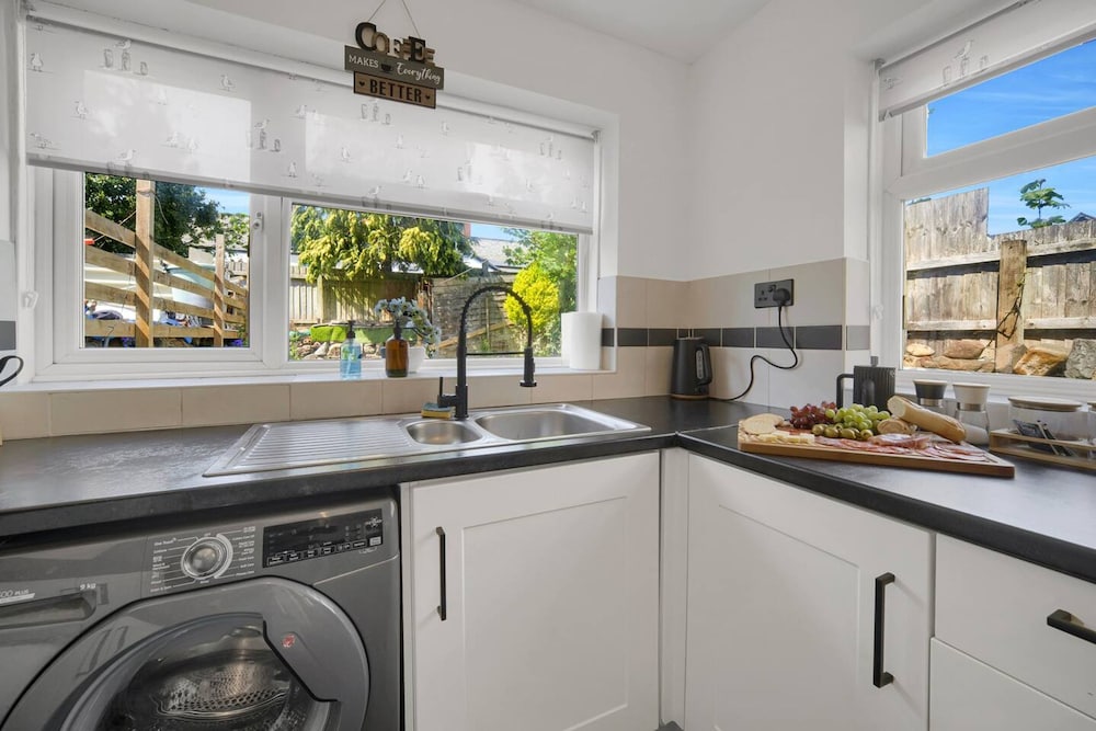Central Chic - Huge Home - Free Wifi