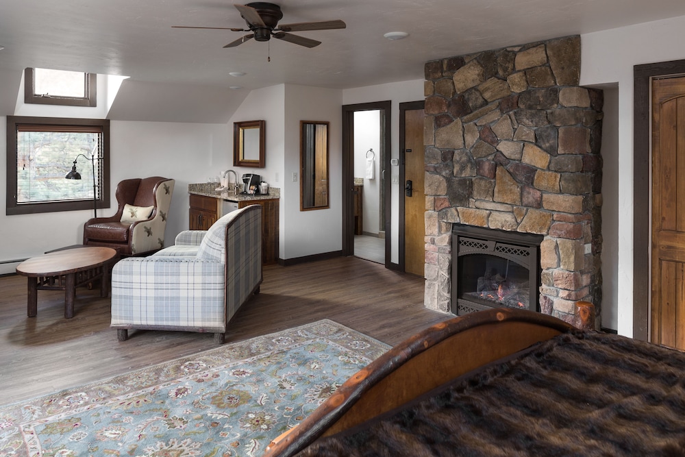 The Landing at Estes Park - Riverside Retreat
