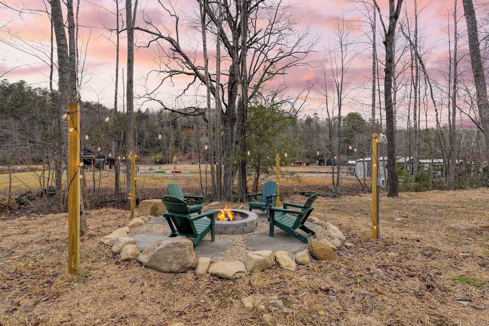 Kings Crown by Avantstay Indoor Pool, Hot Tub, Firepit, Theater All-season Retreat