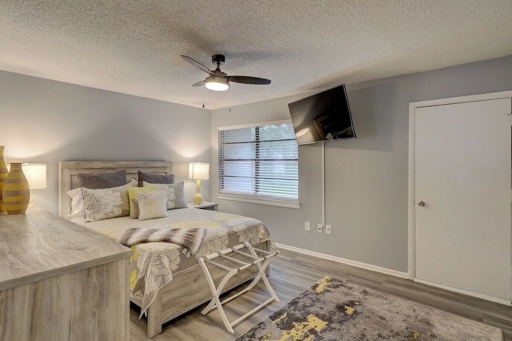 Renovated 2BR Hilton Head Home Walk to Shops