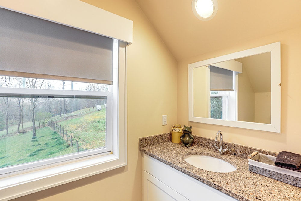 On Farm: Charming Hendersonville Retreat!
