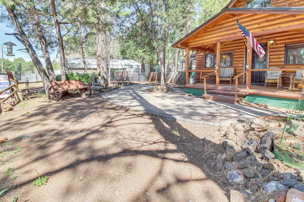 Ski, Hike & Relax: Forest-view Haven in Lakeside!