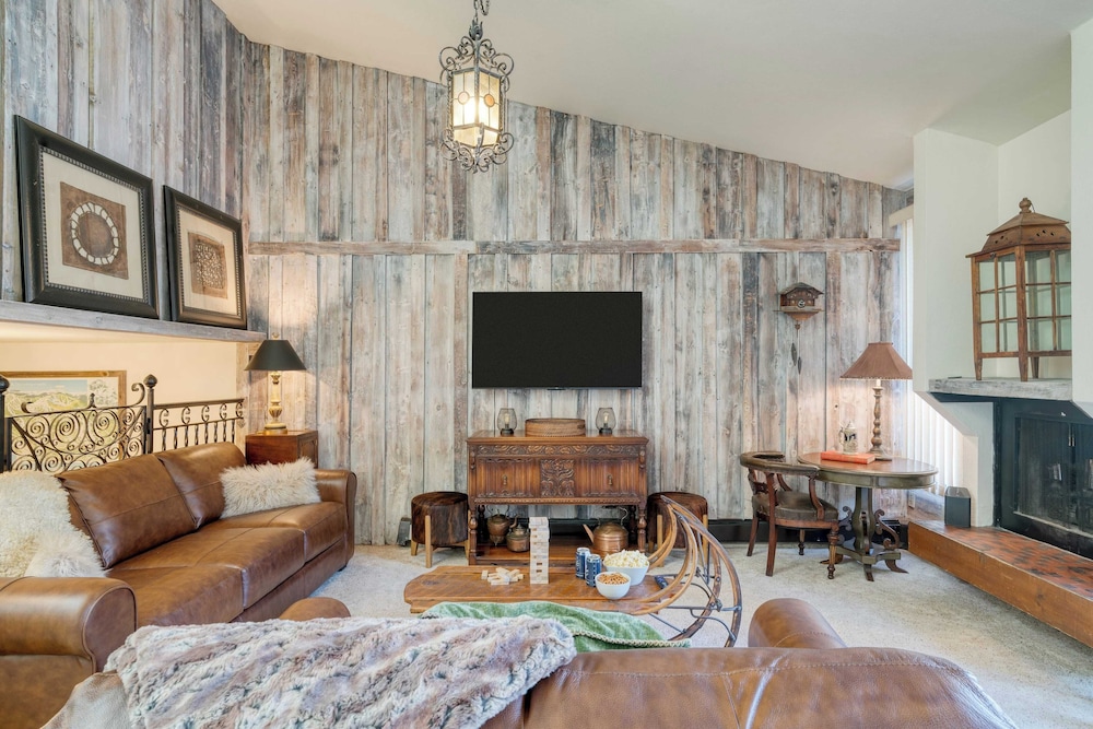 Vail Vista Mountain Retreat w/ Balcony & Views, Near Vail Ski Village