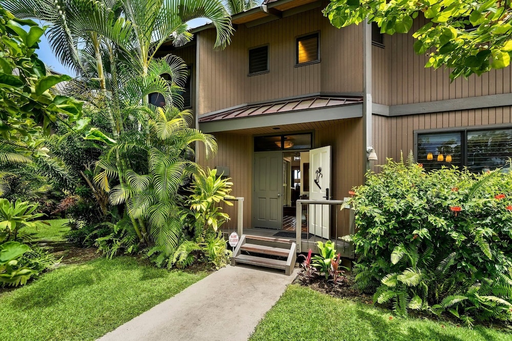 Beautiful Oceanfront - Air-conditioned - Sleeps 6 - Walk to Beach - Vrkcv