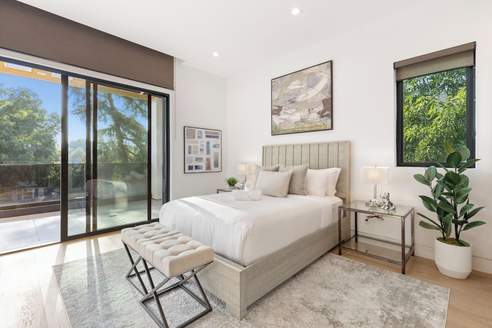 Melvin - Modern Contemporary Estate w/ Backyard + Pool & Spa