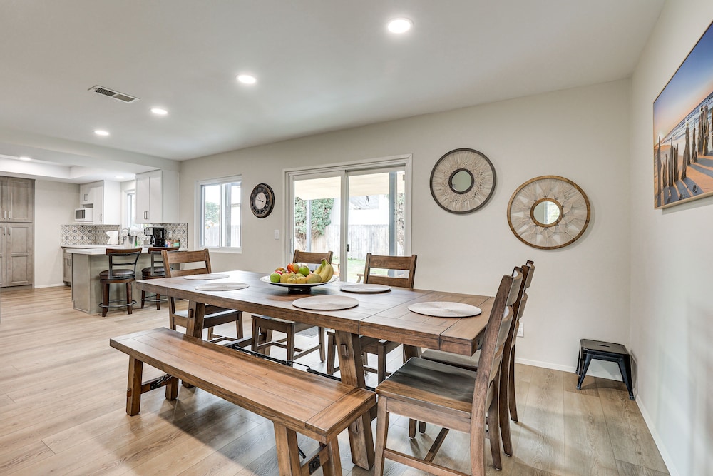 Sunny Oceanside Home w/ Patio, 5 Mi to Downtown!