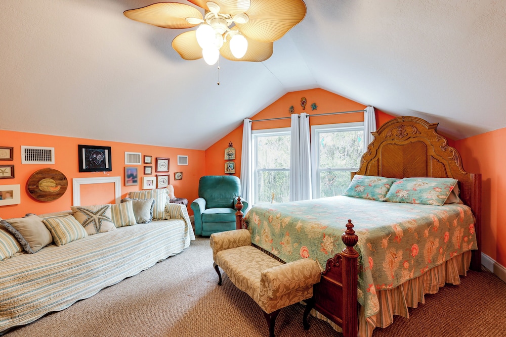 1/2 Mi to Sapelo River: Family Home w/ Large Yard