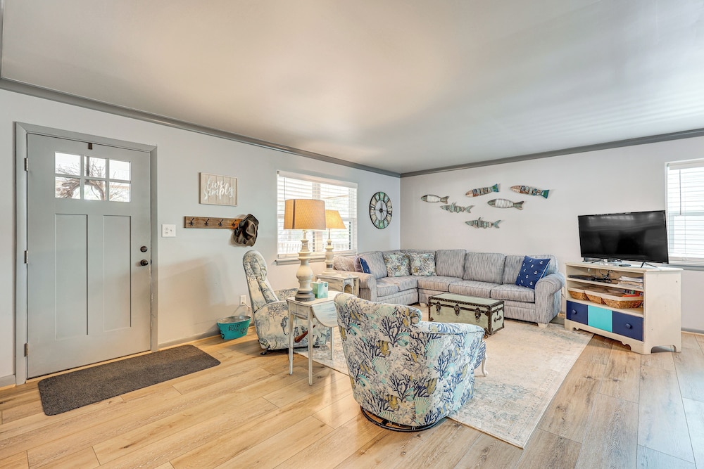 Play & Unwind, Oak Island Home < 2 Mi to Beach!