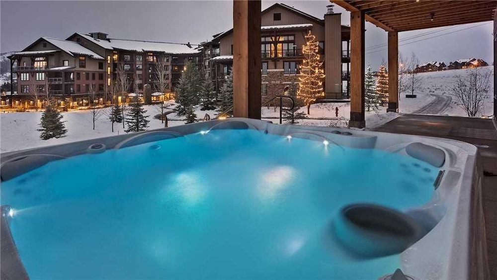 Wildhorse Chalet 3 BedroomHoliday home By Moving Mountains