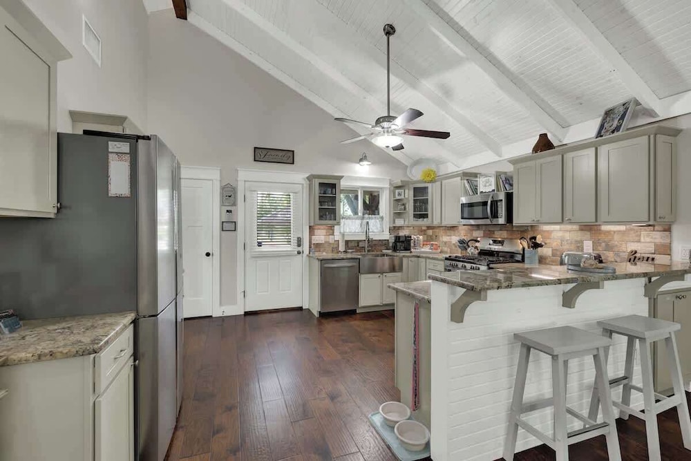 Charming Cottage-3 Mins to Downtown-pet Friendly!